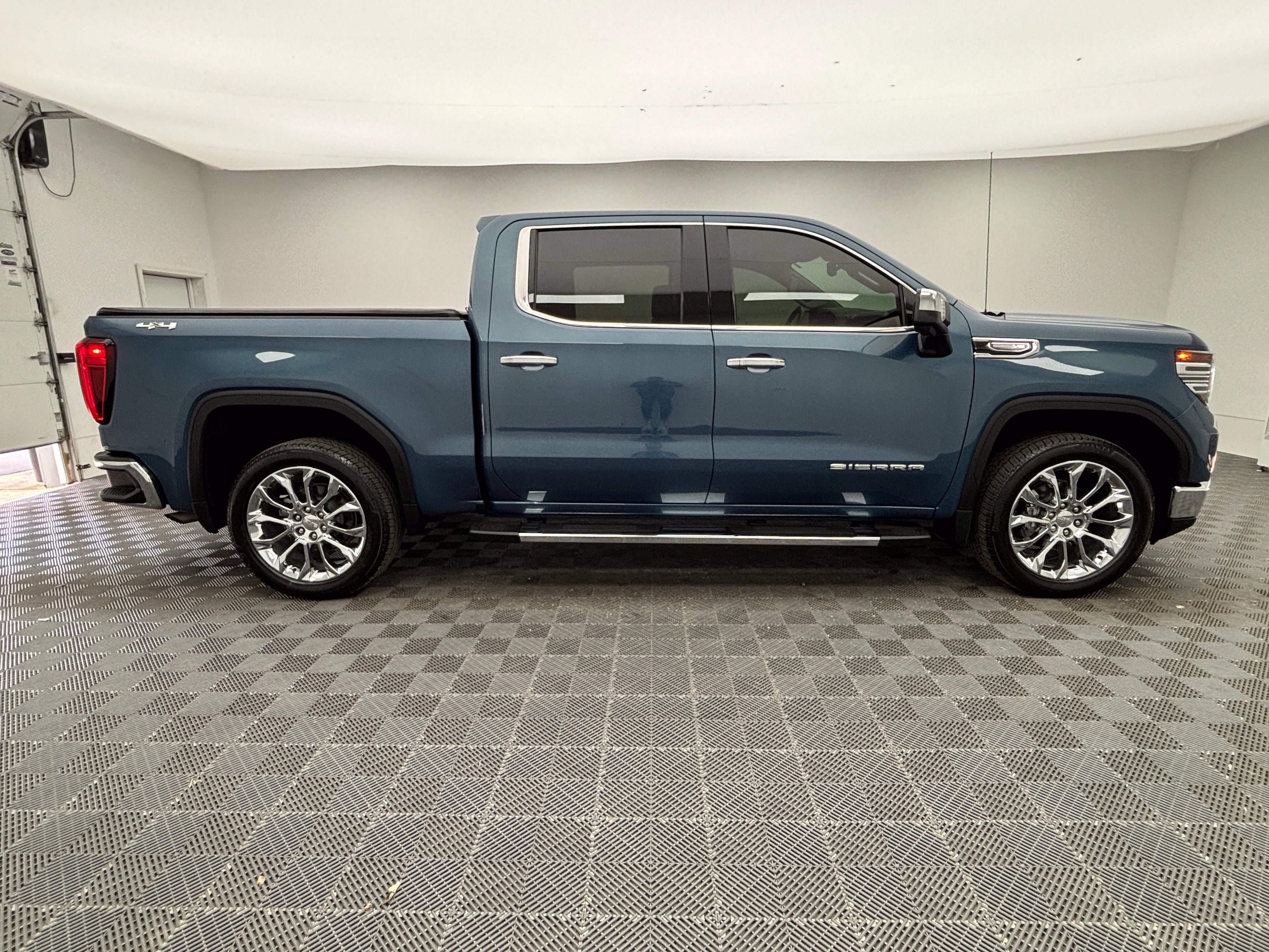 Used 2024 GMC Sierra 1500 SLT w/ SLT Convenience Package AWD/4WD image 6