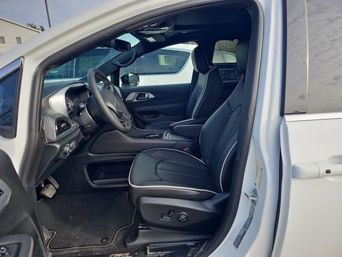 New 2026 Chrysler Pacifica Limited image 10