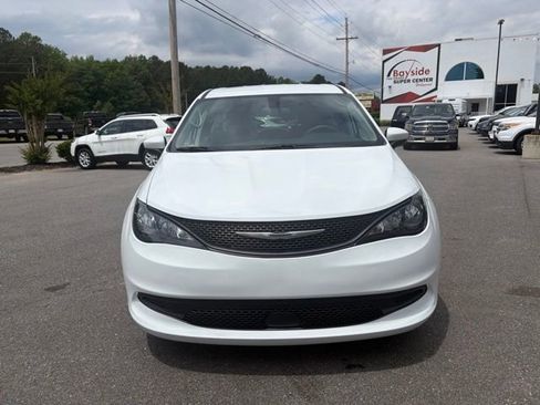 Used 2022 Chrysler Voyager LX FWD image 4