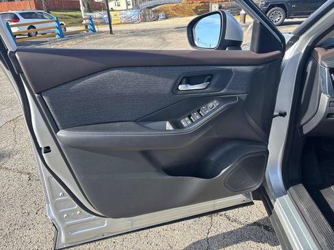 Used 2022 Nissan Rogue SV image 14