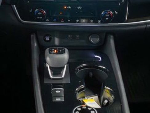 New 2024 Nissan Rogue SL w/ SL Premium Package AWD/4WD image 17