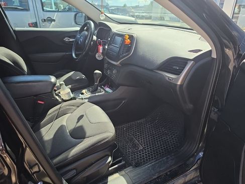 Used 2014 Jeep Cherokee Latitude w/ Cold Weather Group FWD image 8