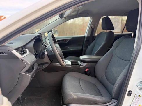 Used 2021 Toyota RAV4 LE image 2
