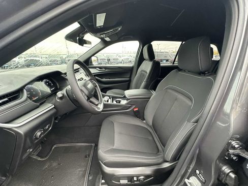 New 2025 Jeep Grand Cherokee Laredo image 13