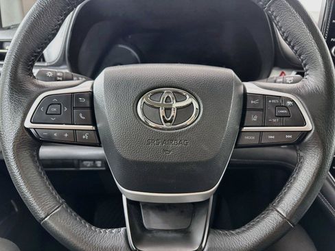 Certified 2025 Toyota Sienna XLE FWD image 17