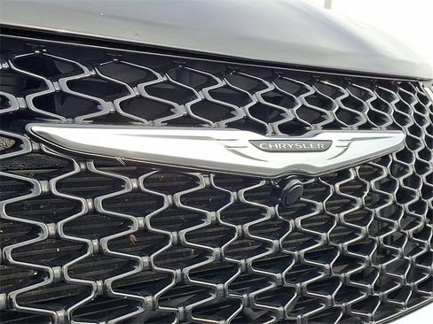 Used 2024 Chrysler Pacifica Touring-L image 29