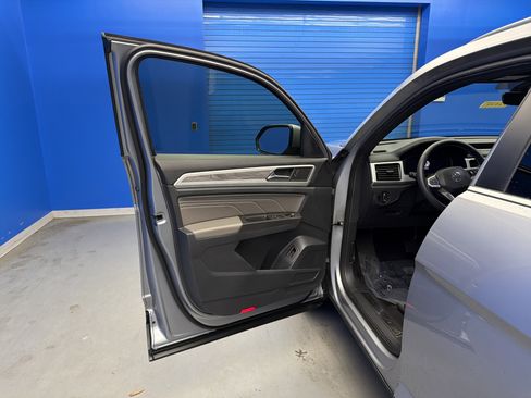 Certified 2022 Volkswagen Atlas Cross Sport SE w/ Panoramic Sunroof Package FWD image 10