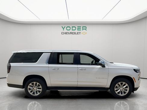 Used 2025 Chevrolet Suburban Premier AWD/4WD image 4