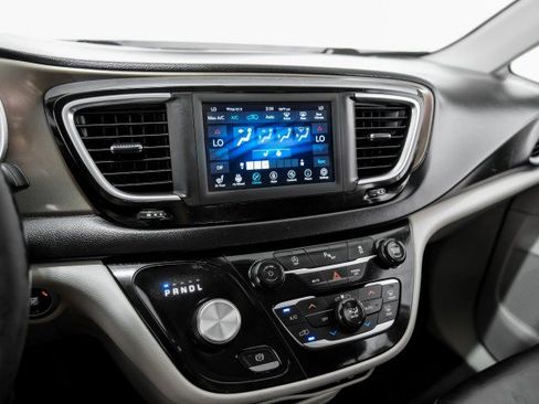 Used 2019 Chrysler Pacifica Touring-L FWD image 24