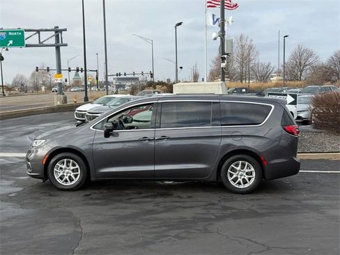 Used 2023 Chrysler Pacifica Touring-L image 2