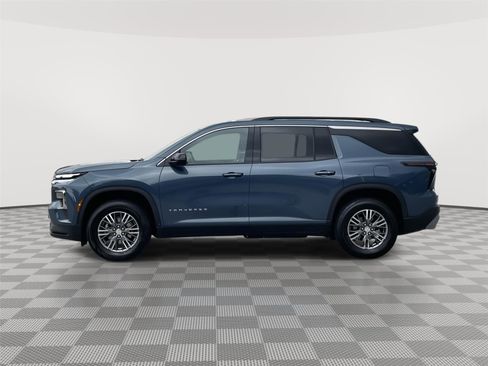 Used 2025 Chevrolet Traverse LT AWD/4WD image 2