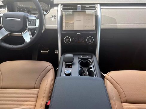 New 2025 Land Rover Discovery Dynamic SE image 13