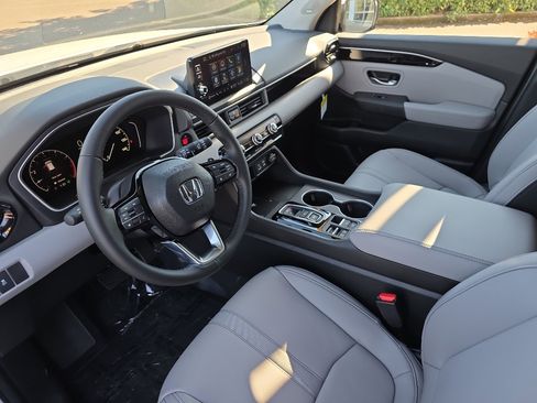 New 2025 Honda Pilot Touring image 13