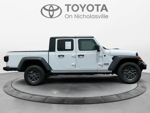 Used 2025 Jeep Gladiator Sport AWD/4WD image 7
