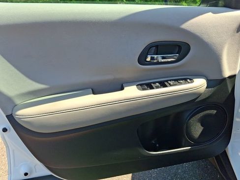 Used 2016 Honda HR-V LX image 11