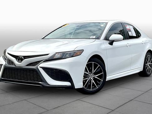 Used 2023 Toyota Camry SE FWD image 1