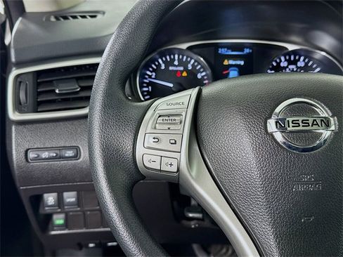 Used 2016 Nissan Rogue SV w/ SV Moonroof Package image 9