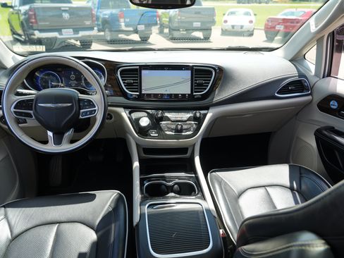 Used 2021 Chrysler Pacifica Limited AWD/4WD image 24