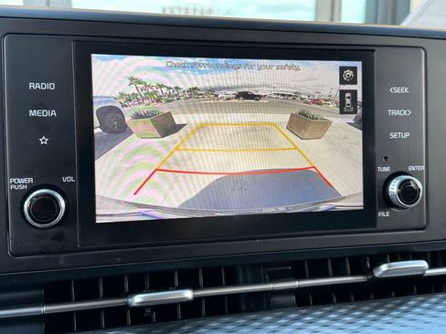Used 2022 Kia Carnival LX FWD image 23