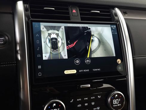 Used 2025 Land Rover Discovery Dynamic SE image 32