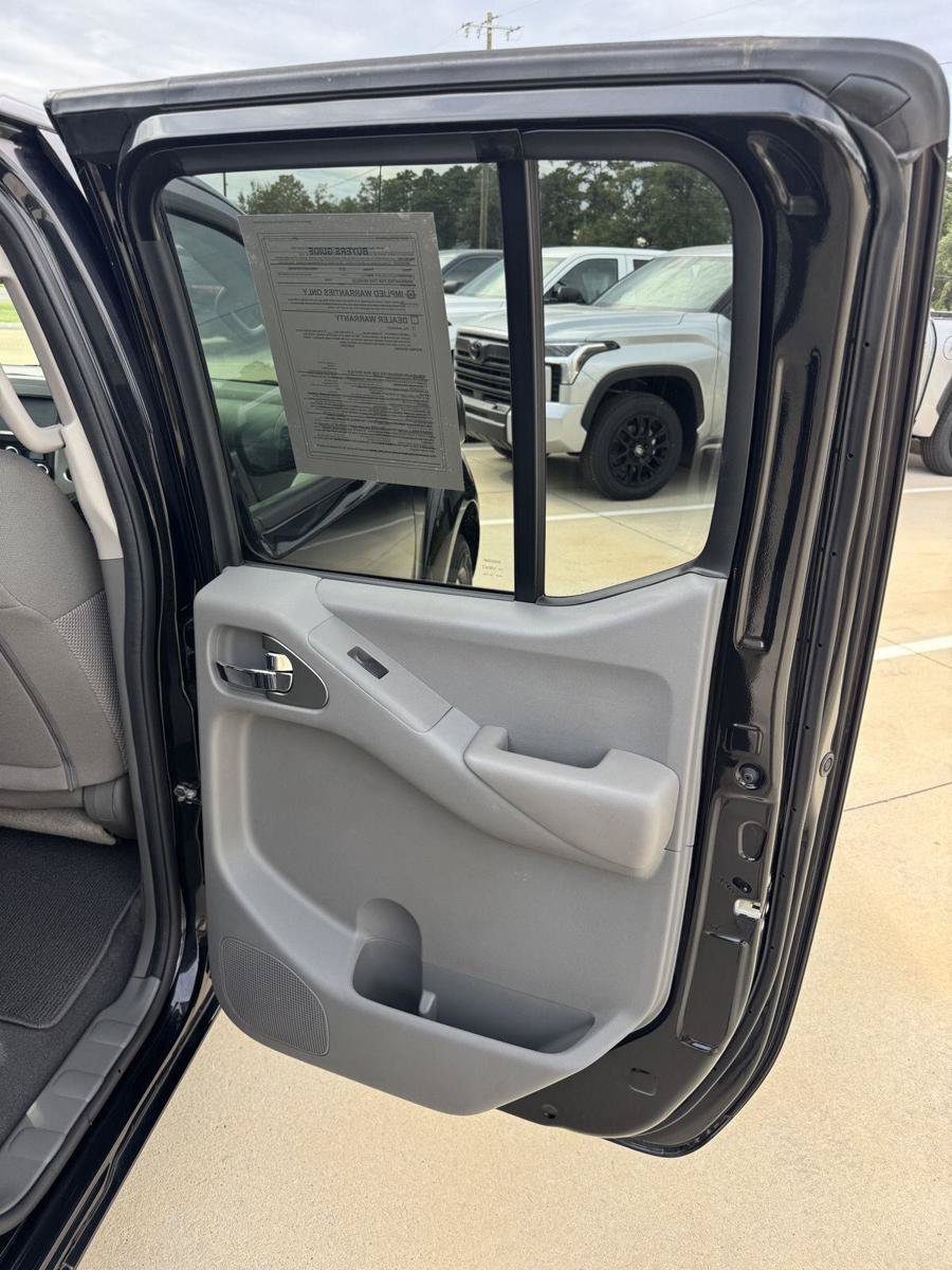Used 2019 Nissan Frontier SV w/ Value Truck Package RWD image 12