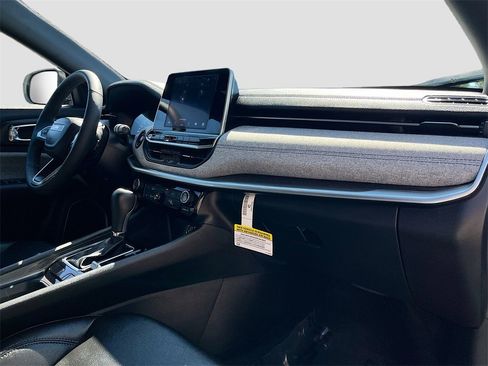 Used 2025 Jeep Compass Latitude image 29