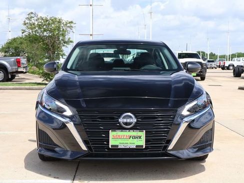 Used 2025 Nissan Altima 2.5 SV FWD image 2