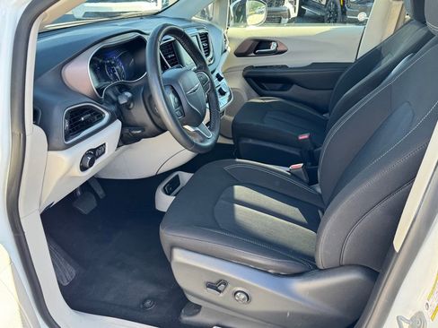 Used 2023 Chrysler Voyager LX FWD image 25