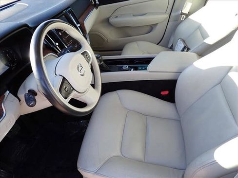 Used 2021 Volvo S60 T5 Momentum w/ Premium Package image 10