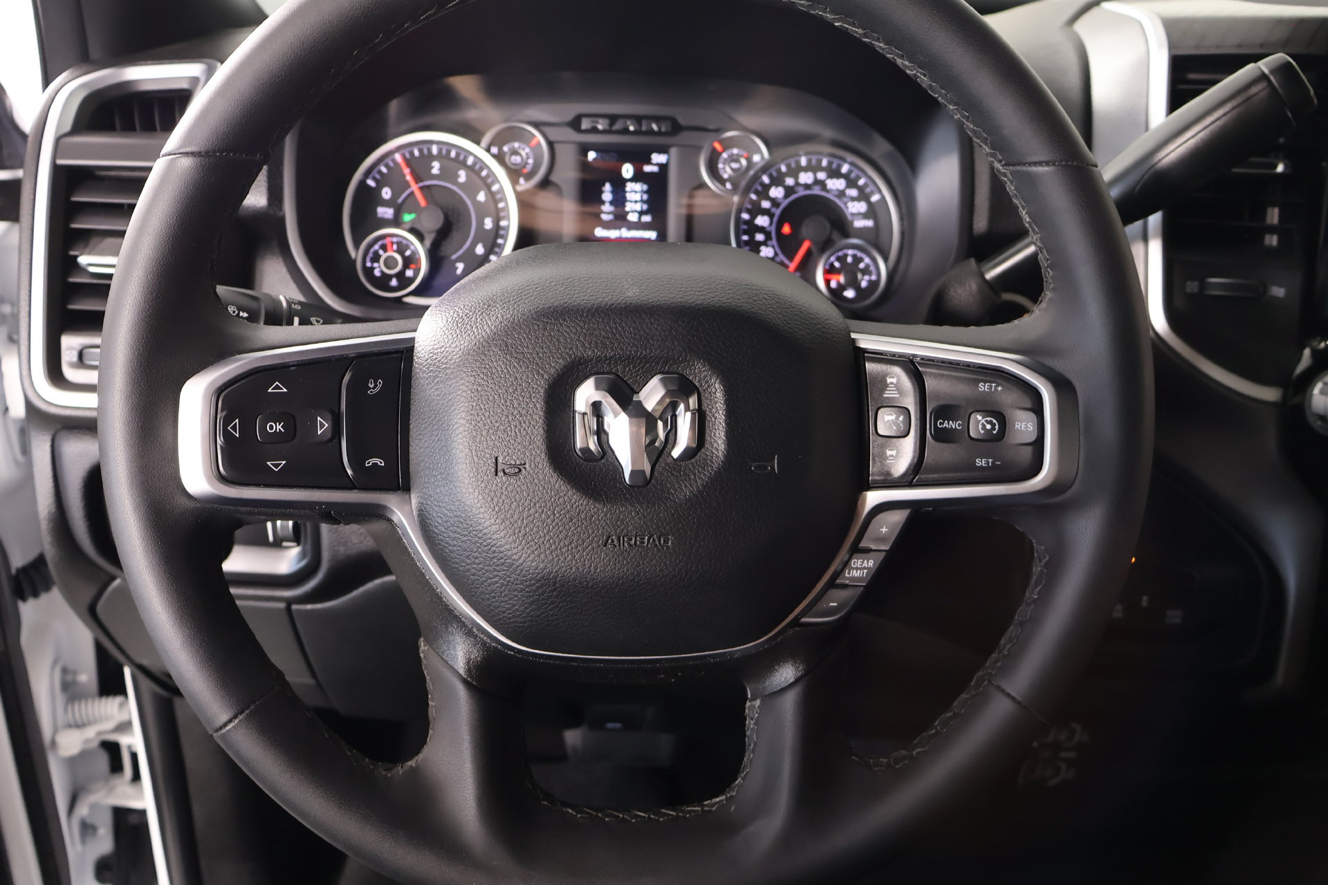 Used 2025 RAM 2500 Big Horn AWD/4WD image 3