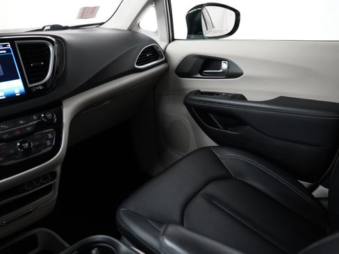 Used 2024 Chrysler Pacifica Touring-L image 15