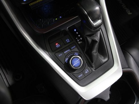 Used 2019 Toyota RAV4 Limited image 16