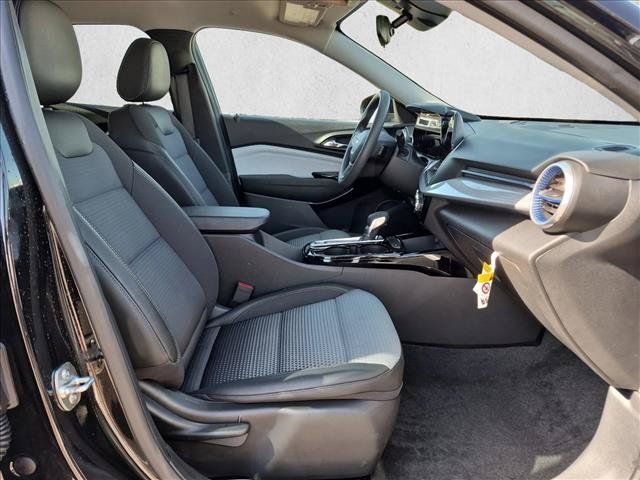Used 2025 Chevrolet Trax LT FWD image 19