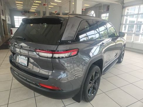Used 2025 Jeep Grand Cherokee Altitude AWD/4WD image 10