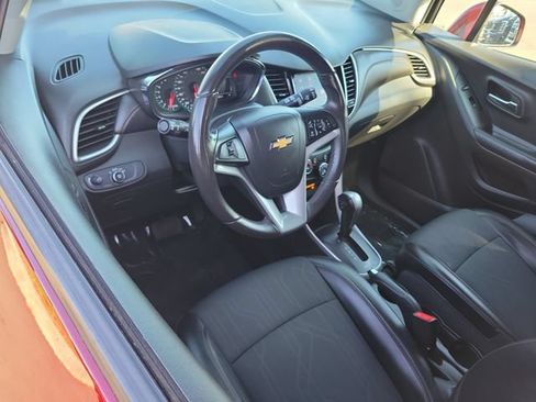 Used 2022 Chevrolet Trax LT w/ LT Convenience Package FWD image 6