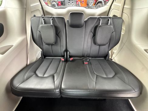 Used 2023 Chrysler Pacifica Touring-L image 37