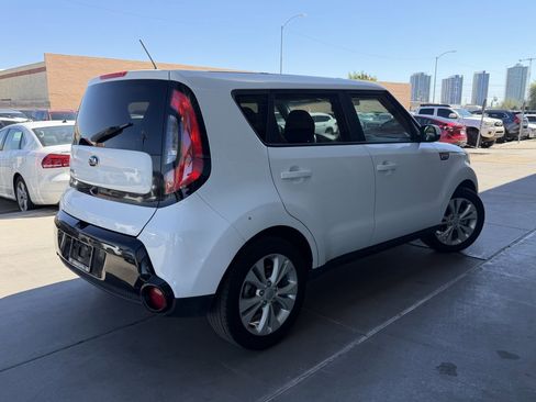 Used 2016 Kia Soul + image 4