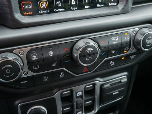 Used 2020 Jeep Wrangler Unlimited Sahara w/ Uconnect 4C Nav & Sound Group AWD/4WD image 27