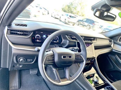 Used 2023 Jeep Grand Cherokee Altitude image 16