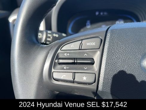 Used 2024 Hyundai Venue SEL image 16