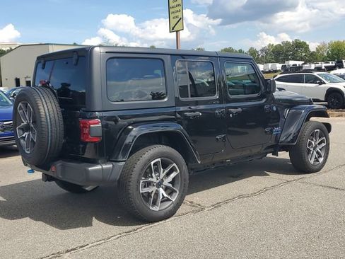 Used 2024 Jeep Wrangler Unlimited w/ Convenience Group AWD/4WD image 6