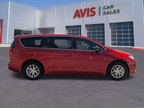 Used 2025 Chrysler Pacifica Select image 7