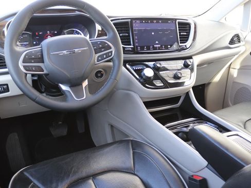 Used 2023 Chrysler Pacifica Limited image 4