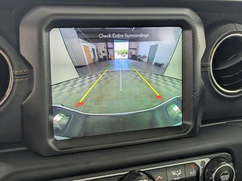 Used 2023 Jeep Gladiator Overland AWD/4WD image 17