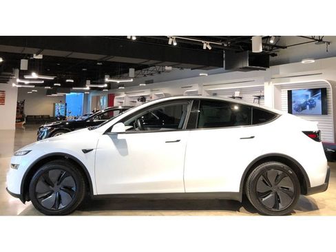 Used 2026 Tesla Model Y Long Range image 7