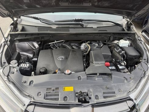 Used 2019 Toyota Highlander SE image 20