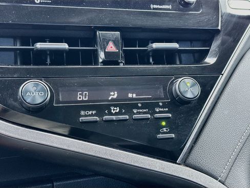 Used 2021 Toyota Camry SE FWD image 12