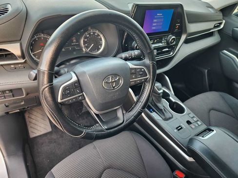 Used 2023 Toyota Highlander LE FWD image 2