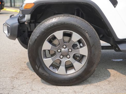 Used 2018 Jeep Wrangler Unlimited Sahara AWD/4WD image 10