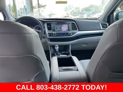 Used 2019 Toyota Highlander XLE FWD image 16
